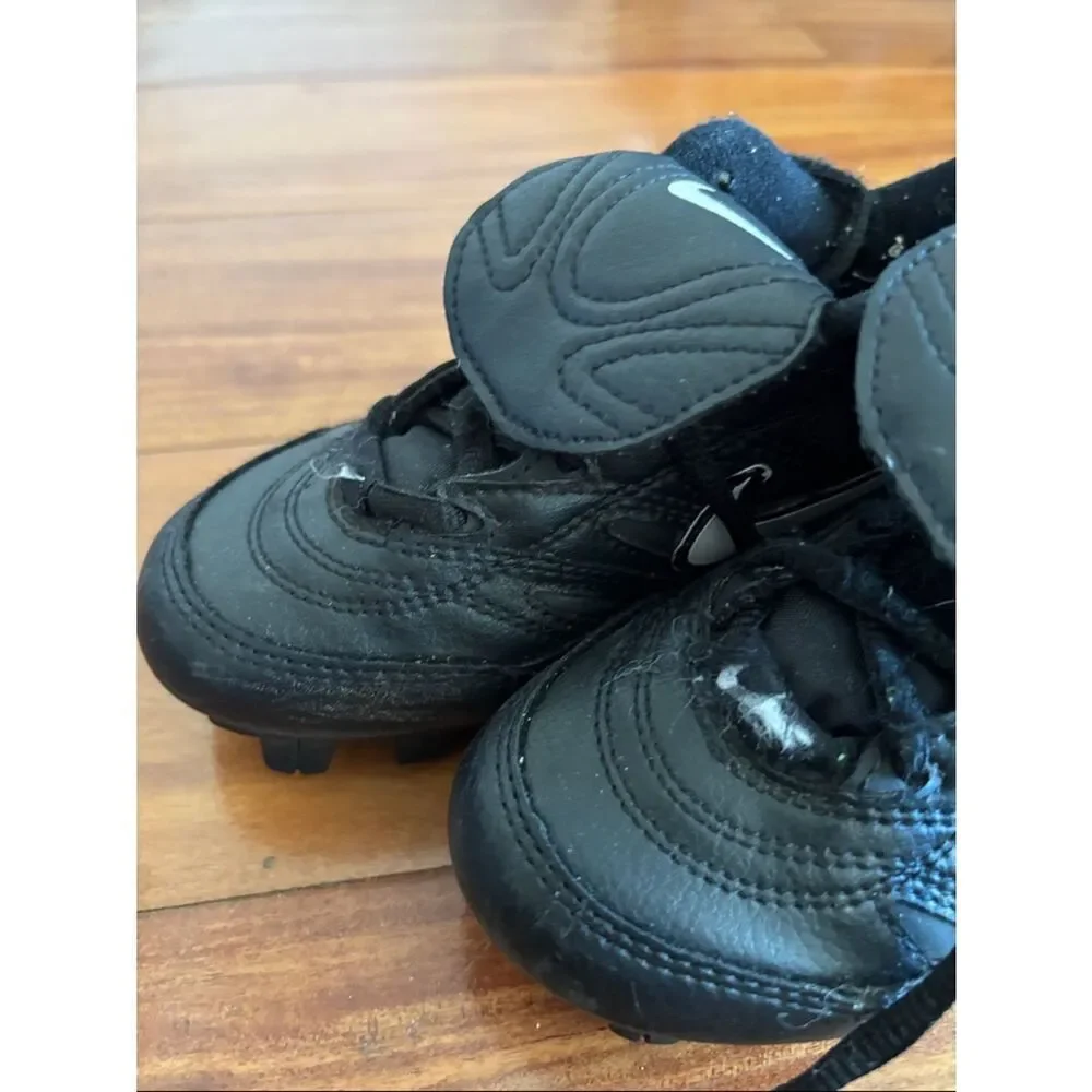 Nike Kids Black teeball baseball Soccer Sneakers with White Swoosh size 11c
